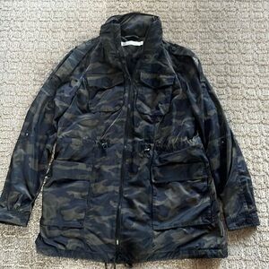 Camo size L blanc noir jacket.